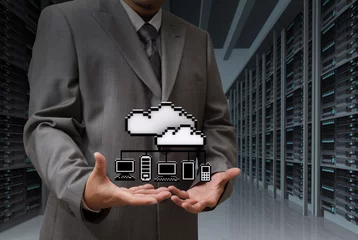 Photo sur Plexiglas Pixels L& 39 homme d& 39 affaires montre l& 39 icône du réseau cloud sur la salle des serveurs