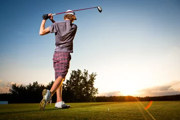 Photo sur Plexiglas Golf Joueur de golf masculin prenant le départ d& 39 une balle de golf de la zone de départ