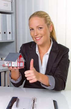 Immobilienmaklerin in ihrem B&uuml;ro