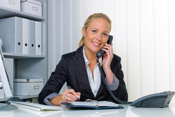 Frau mit Telefon im Büro