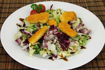 Hühner-Nuggets mit Salat