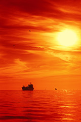 Obraz na płótnie Canvas Ship in the beautiful sunset on the sea.