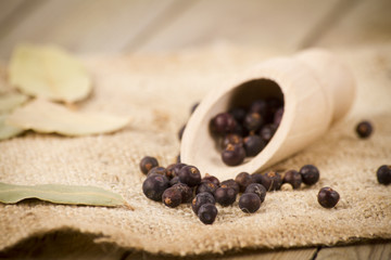 wacholderbeeren und lorbeerlätter