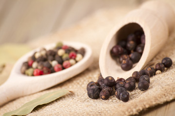 wacholderbeeren und pfeffer