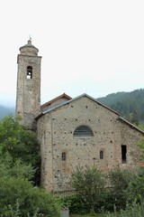 Fototapeta na wymiar stary kościół w Calizzano