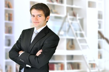 Fototapeta premium Junger Geschäftsmann im Büro