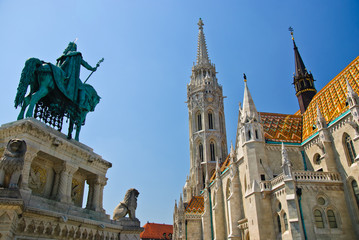 Fototapeta na wymiar Matthias Church i St Stephen I pomnik w Budapeszcie