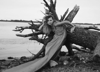 девушка в ткани около поваленного дерева в черно-белом - obrazy, fototapety, plakaty