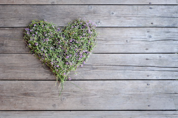 Form hearts of thyme on the old board