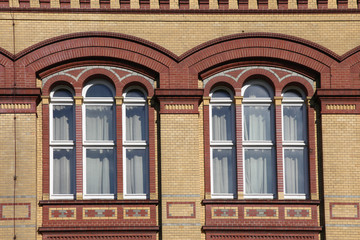 Alte verzierte Hausfassade und Sprossenfenster