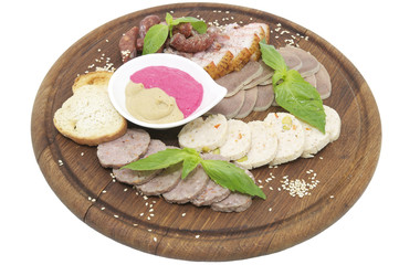 тарелка с колбасами