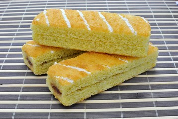 Merendina di pan di spagna con confettura  di frutta