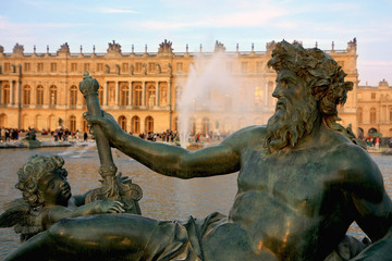 Statue d'ange et de Neptune au Château de Versailles