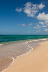 Fototapeta premium Beautiful Sandy Tropical Beach Ocean Seascape Blue Sky Fluffy Cl
