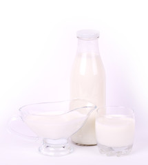 Obraz na płótnie Canvas Tasty healthy milk on white background