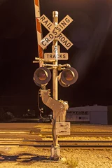 Photo sur Plexiglas Route 66 Passage à niveau de nuit avec signe