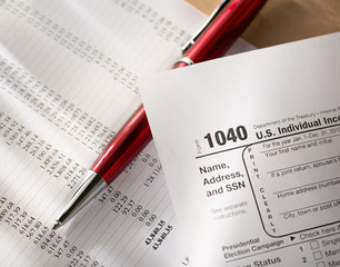 Obraz premium Tax form, operating budget and pen