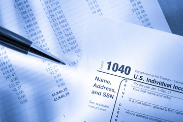 Obraz premium Tax form, operating budget and pen