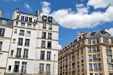 Immeubles Parisiens, ciel bleu, nuages blancs.