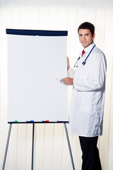 Erfolgreicher Arzt mit Flipchart