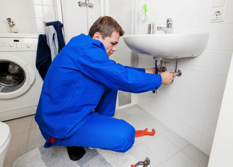 Klemptner repariert Waschbecken