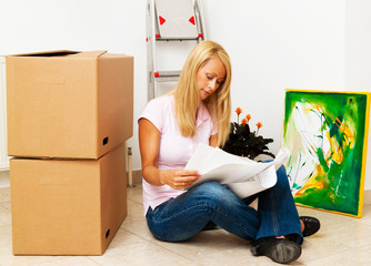 Frau mit Plan in neuer Wohnung