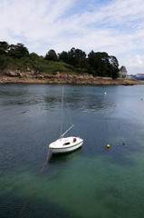 Obraz premium petit voilier acosté dans la baie de Douarnenez