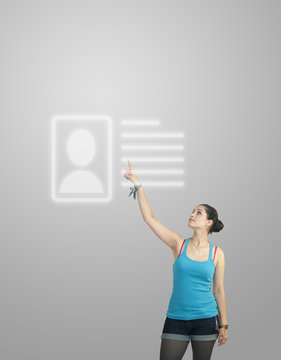 Femme montrant une ic&ocirc;ne de profil de r&eacute;seau social