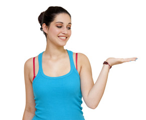 Jeune femme regardant quelquechose dans sa main