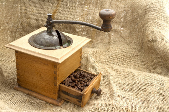 Vieux moulin &agrave; caf&eacute; et grains de caf&eacute; torr&eacute;fi&eacute;s