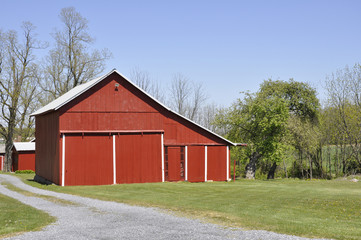 Obraz premium red barn in rural Pennsylvania