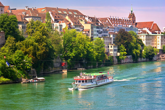 Promenade en bateau-mouche sur le Rhin a B&acirc;le , Suisse.