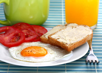 Fried egg with tomatoes