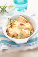 Baked salmon under cheese sauce