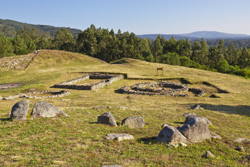 Restos arqueológicos en Castro Landin, Cuntis © Arousa