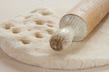 dough with rolling pin _ pasta con mattarello - 43555561