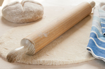 dough with rolling pin _ pasta stesa con mattarello