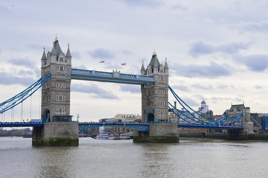 tower bridge on a cloudy day