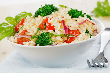 Reissalat mit Brokkoli und Tomaten