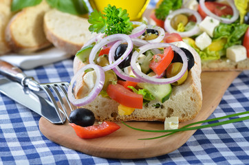 Griechischer Bauernsalat auf Ciabatta