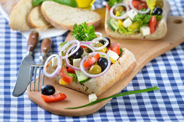 Frischer Bauernsalat mit Feta im Ciabattabrot