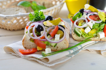 Leckerer Hirtensalat auf Ciabattabrot