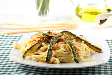 Pasta carbonara with fresh zucchini