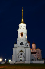 Fototapeta na wymiar Колокольня Успенского собора во Владимире ночью.