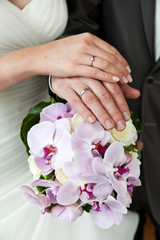 Obraz na płótnie Canvas Nowożeńcy ręce na bukiet ślubny
