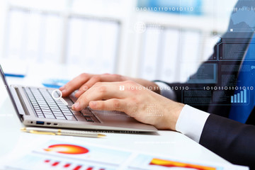 Obraz na płótnie Canvas Człowiek biznesu pracy na komputerze