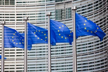 Selbstklebende Fototapete Brüssel Europaflaggen in Brüssel