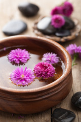 Obraz na płótnie Canvas kwiaty w misce dla aromaterapii