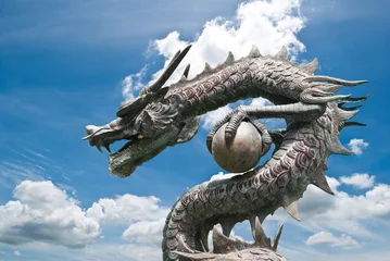 Photo sur Aluminium Dragons Statue de dragon de style chinois sur le champ de ciel bleu.