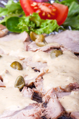 italienisches Vitello Tonnato auf einem Glasteller